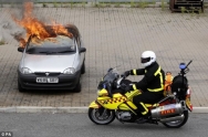 BMW motorokon a tűzoltók