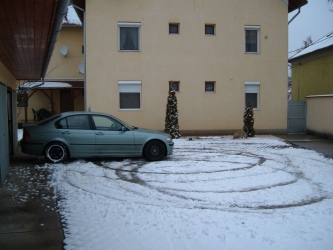 Rejtélyes hókörök az udvarban